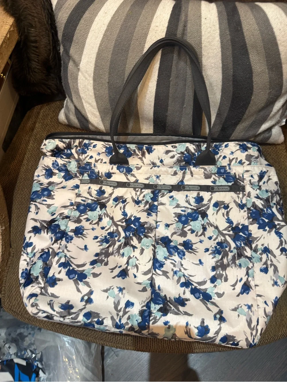 LeSportsac Blue Floral Nylon Tote beautiful & Clean - Picture 1 of 5